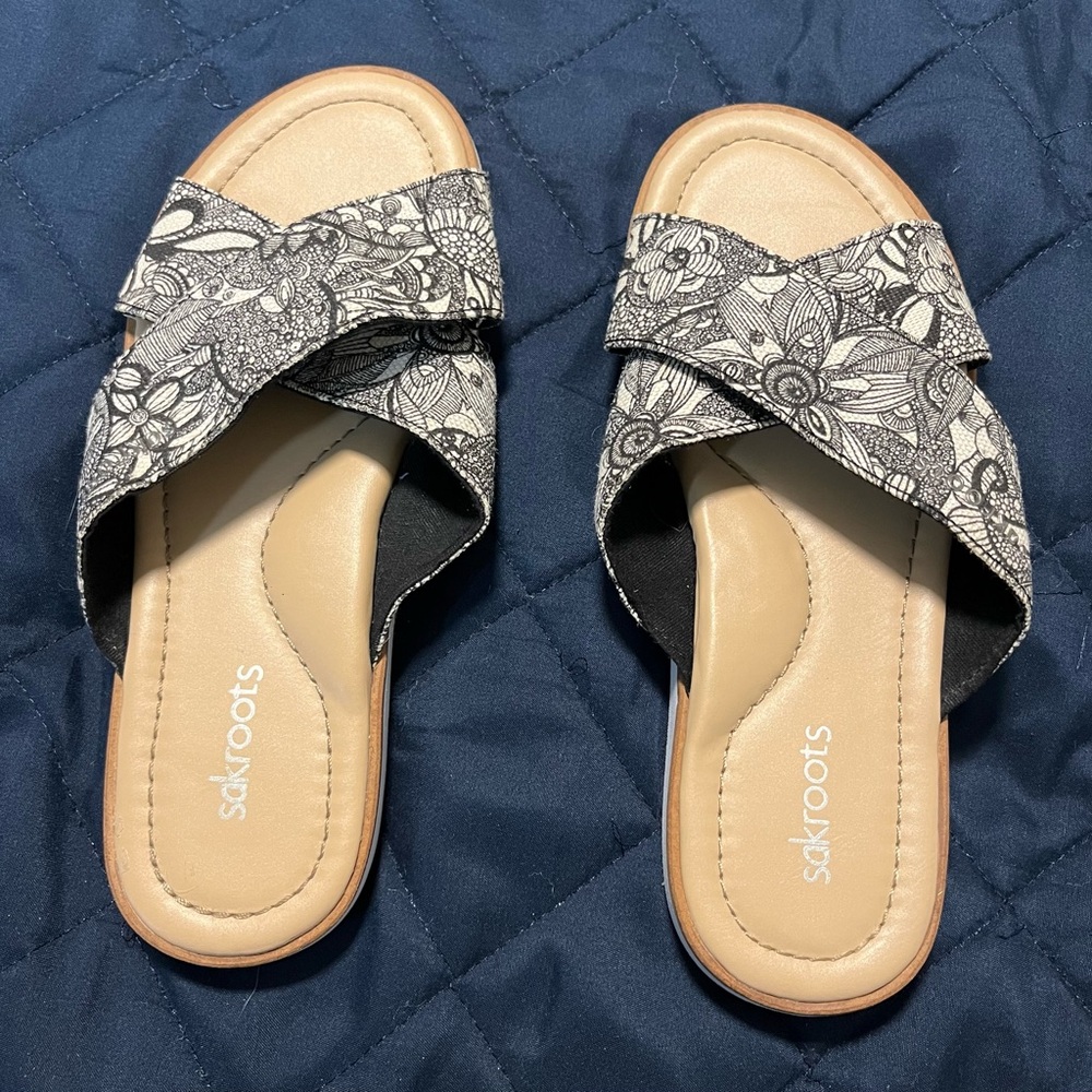 Sakroots Black & off white Floral Women's Sandals